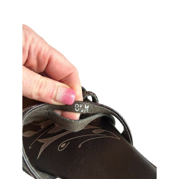 Munro American Women Red Sandals US 8.5M Dark Brown Strappy With Silver EUC - Picture 8 of 8